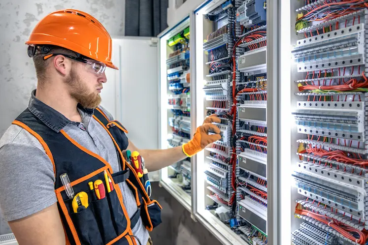 Elettricista al lavoro su un quadro elettrico ad Albino
